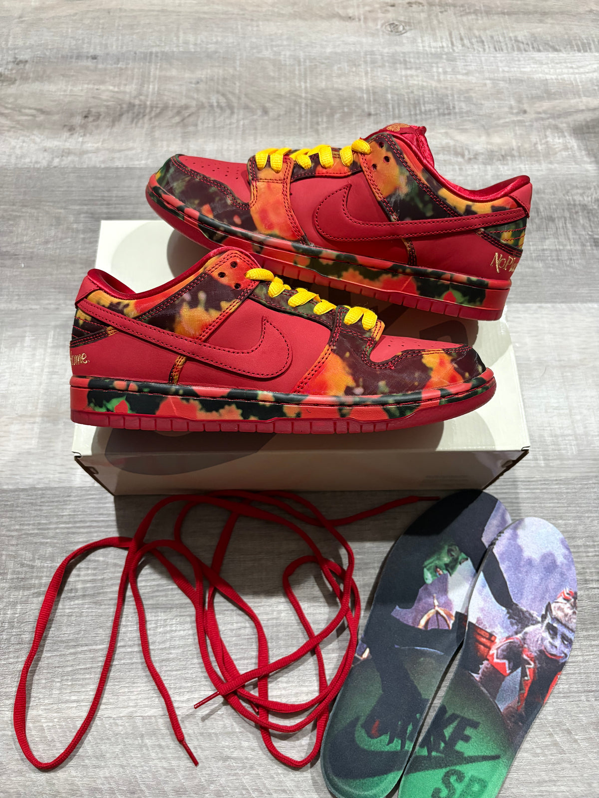 Nike SB Dunk Low The Wizard of Oz Poppy Field