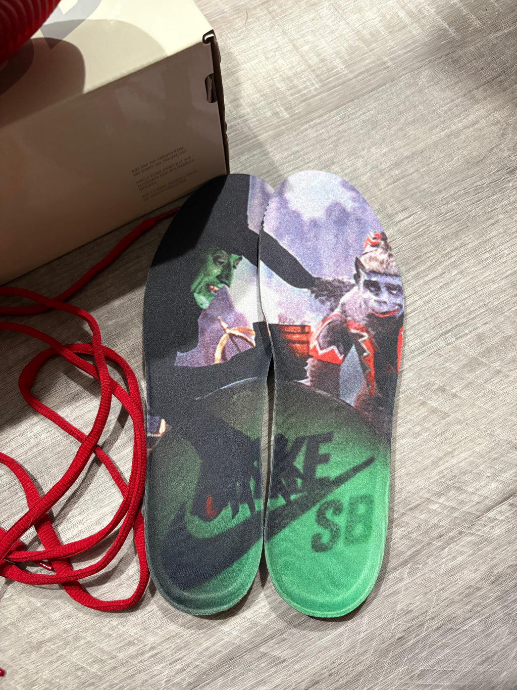 Nike SB Dunk Low The Wizard of Oz Poppy Field