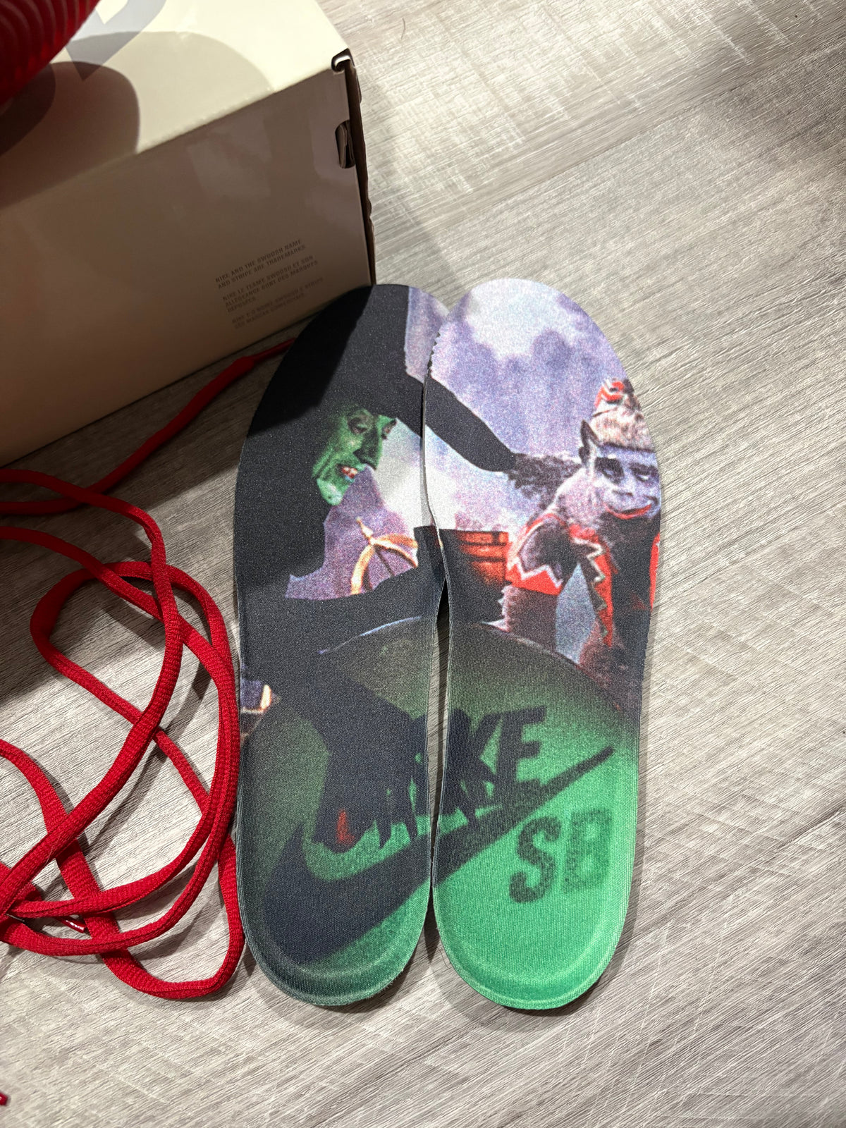 Nike SB Dunk Low The Wizard of Oz Poppy Field